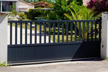 Pose de portail &agrave; Sospel, comment s&eacute;curiser et embellir votre ext&eacute;rieur ?